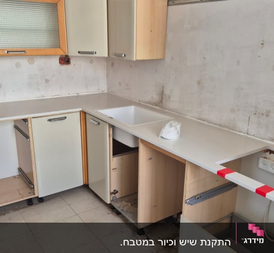 שיש לבן במטבח עם כיור מובנה